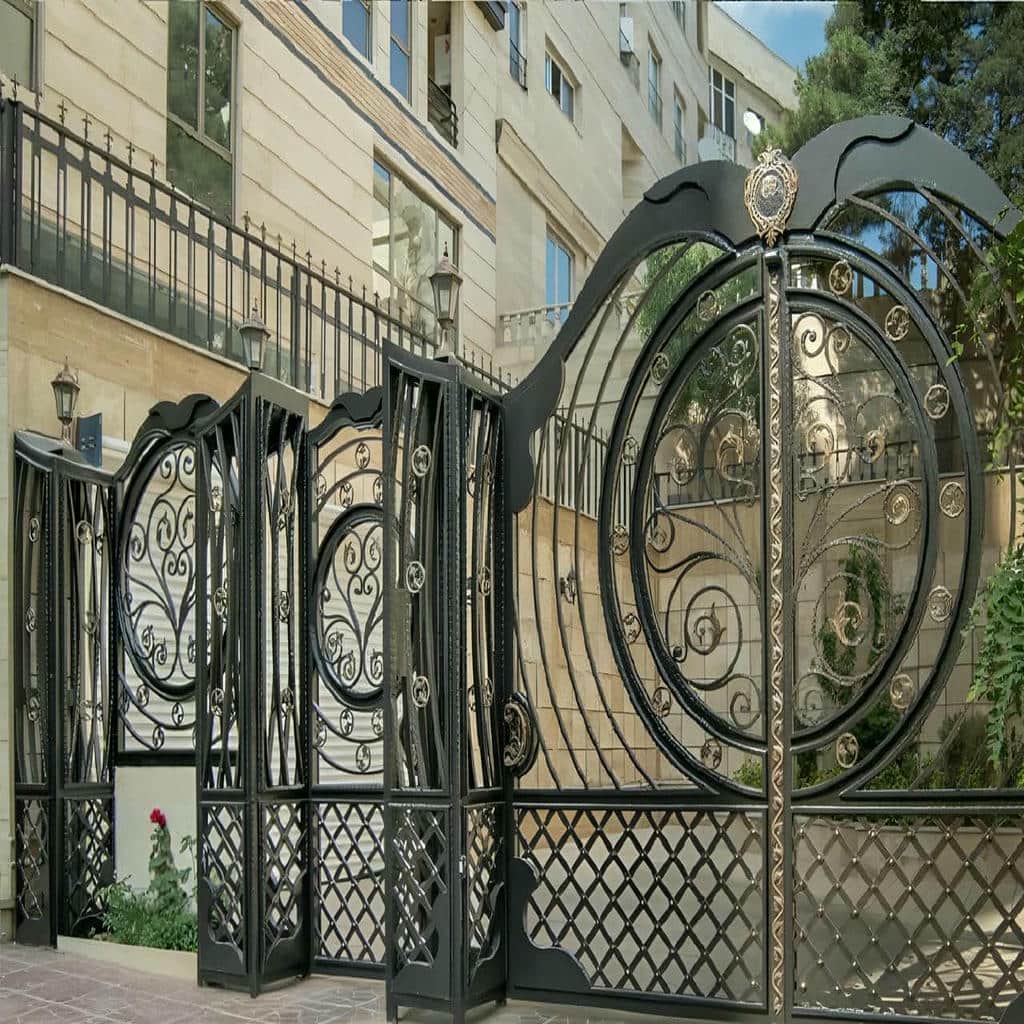 درب فلزی مدرن با فریم تقویت شده و اتصال دقیق