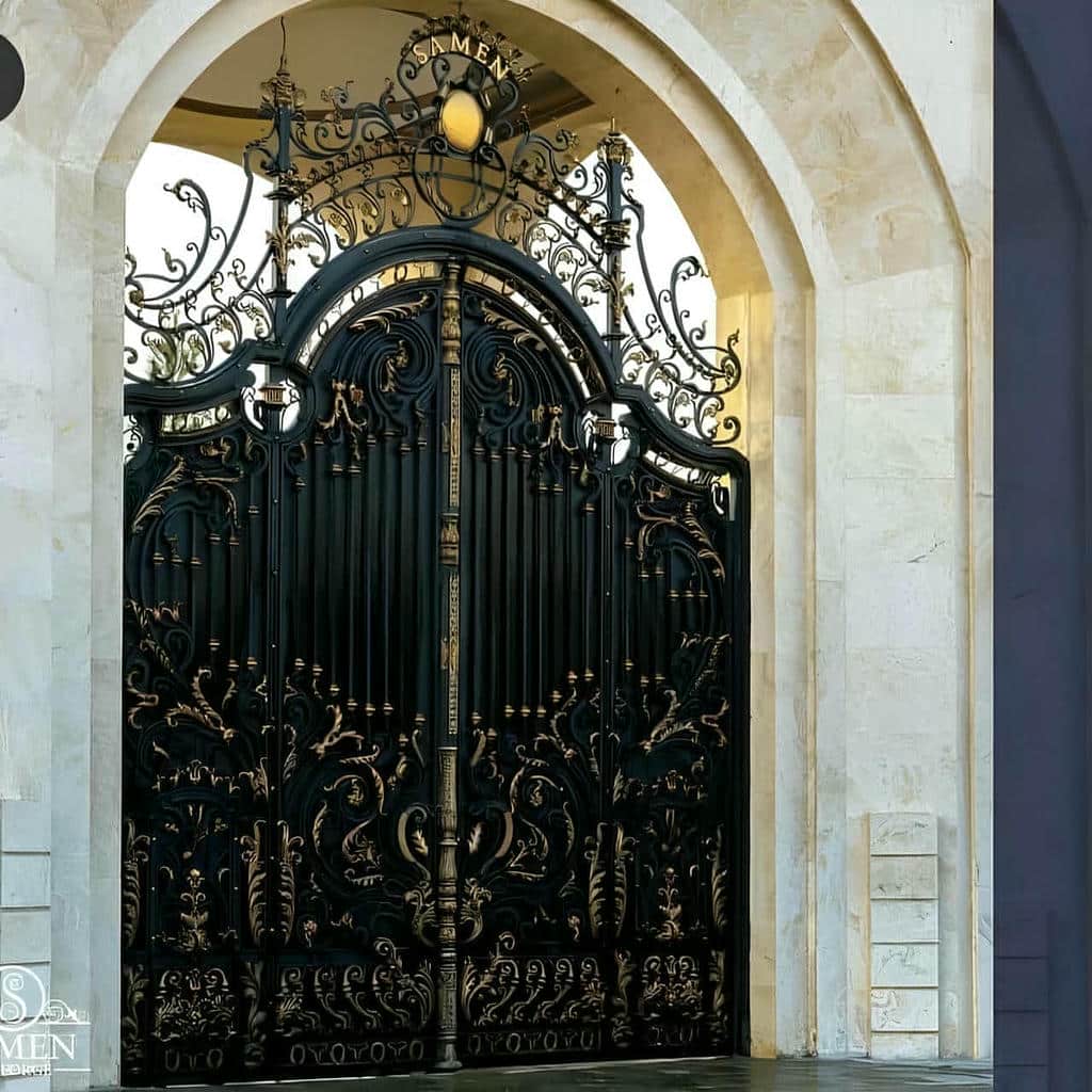 درب پارکینگ آهنی ساده با یراق لولایی تقویت شده