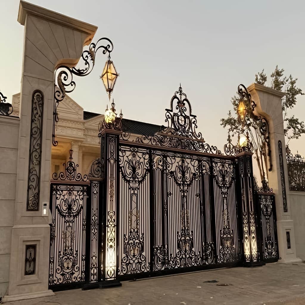 درب پارکینگ عریض با نصب روی ستون محکم
