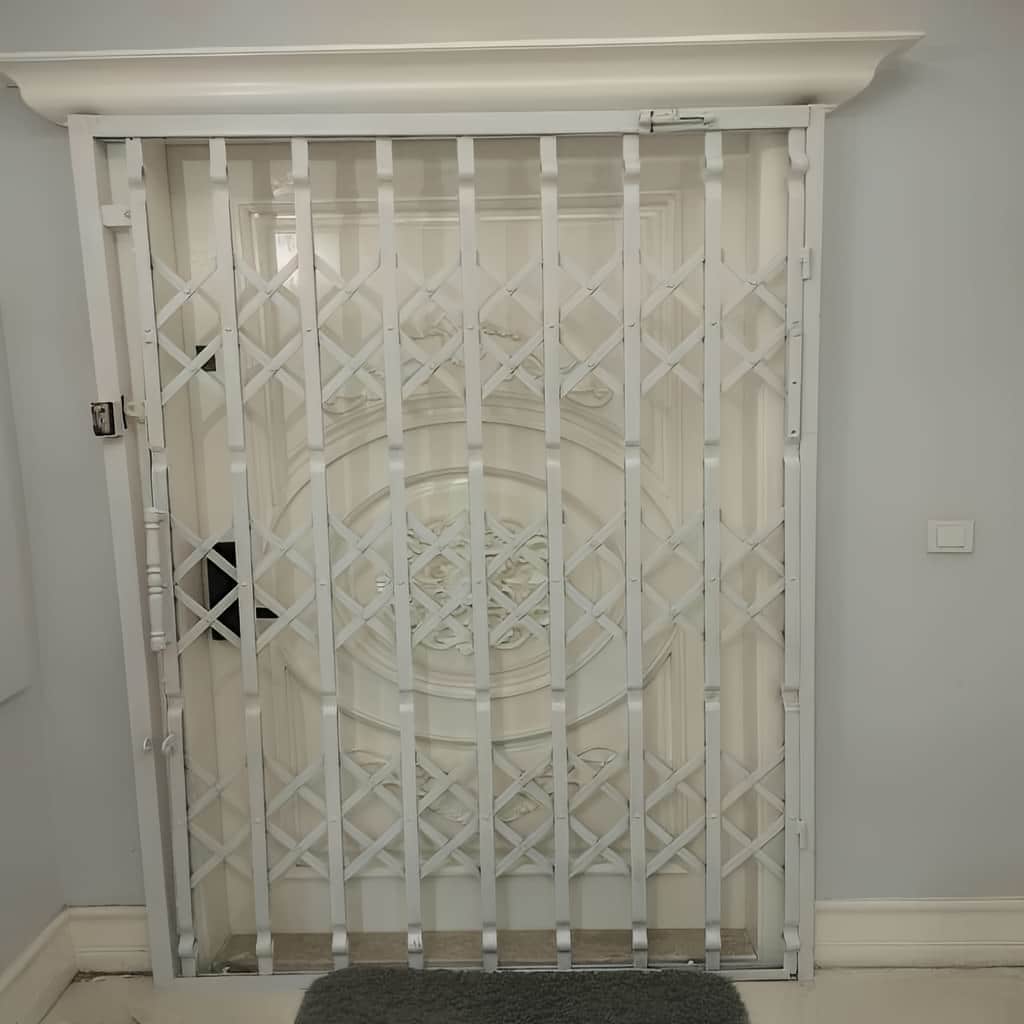 درب آکاردئونی با رنگ سفید