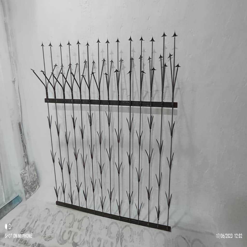 حفاظ روی دیوار حیاط با جوشکاری منظم قطعات حفاظ روی دیوار حیاط با جوشکاری منظم قطعات