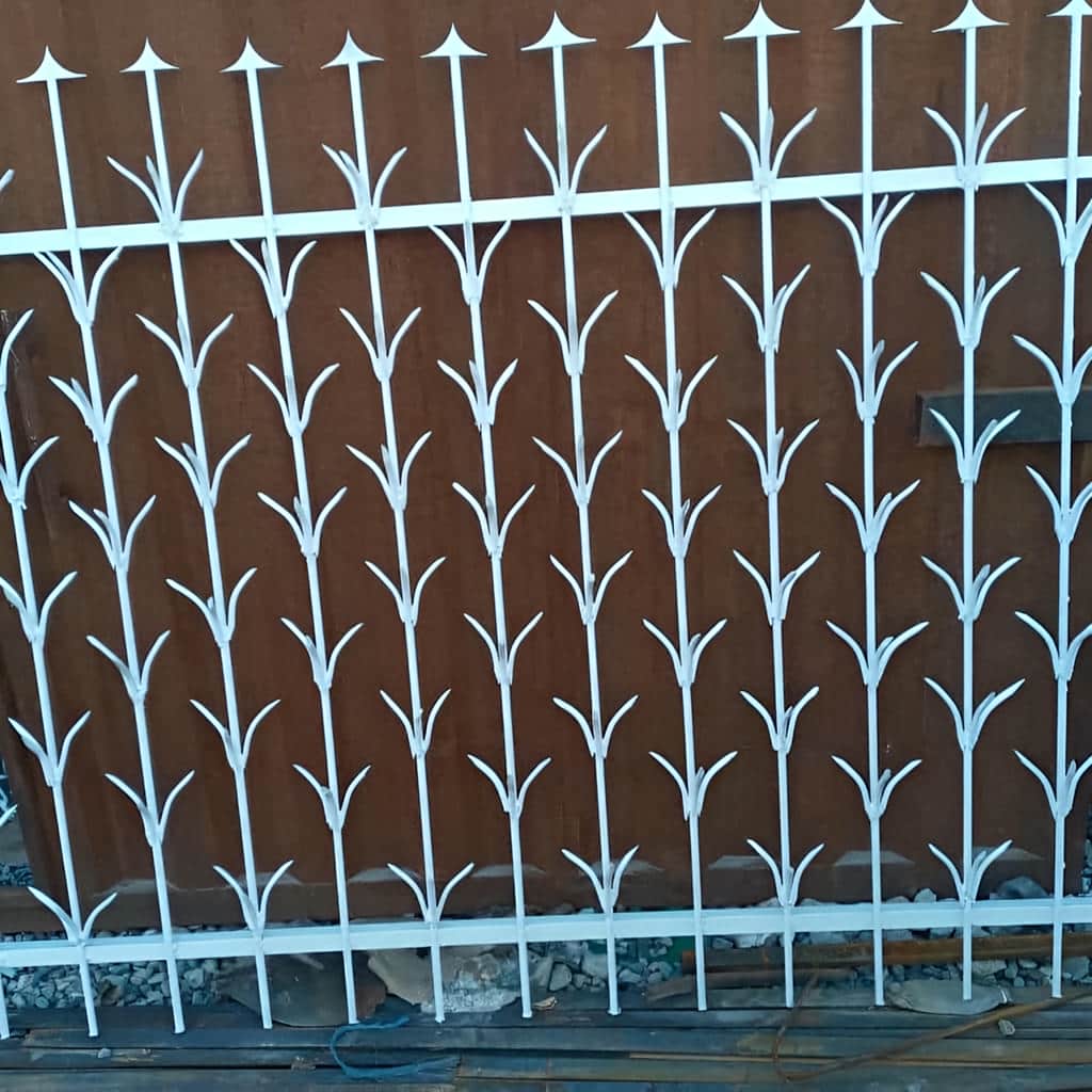 نرده دیوار ساختمان