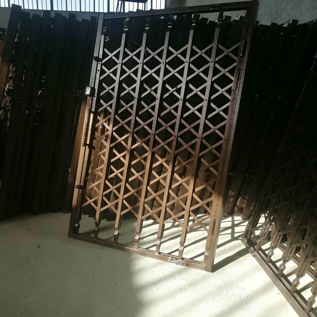 حفاظ درب ورودی خانه