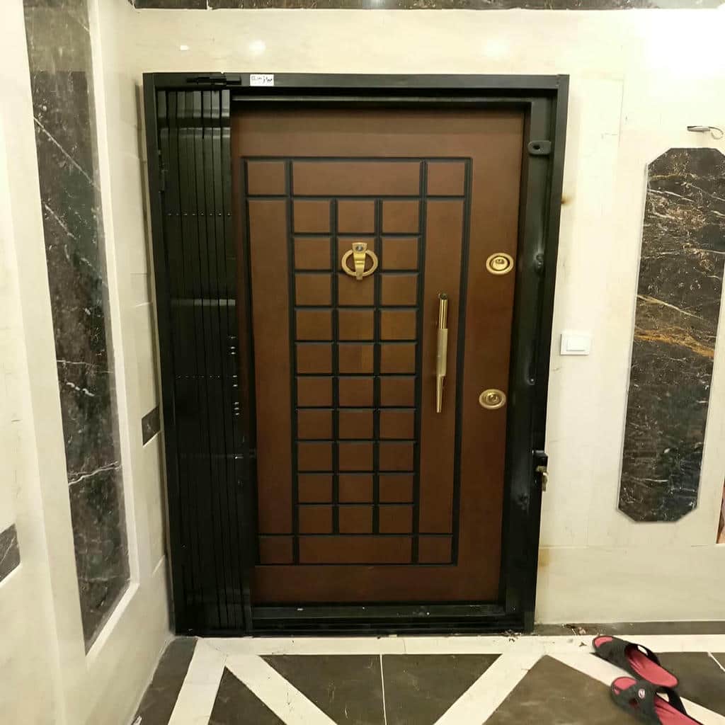 نرده آکاردئونی هنگام اندازه گیری ورودی ساختمان نوساز