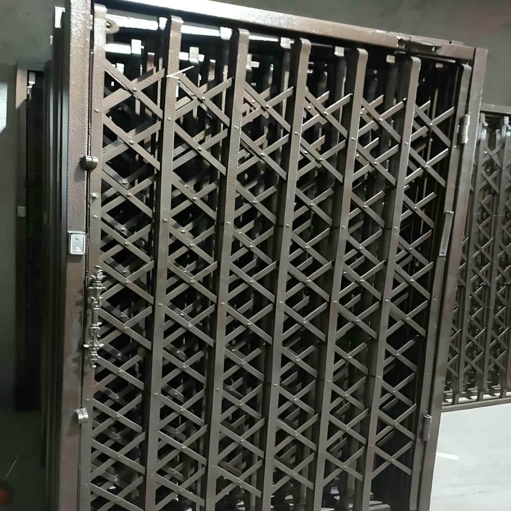 حفاظ لولایی درب با پوشش فلزی مناسب شرایط جوی
