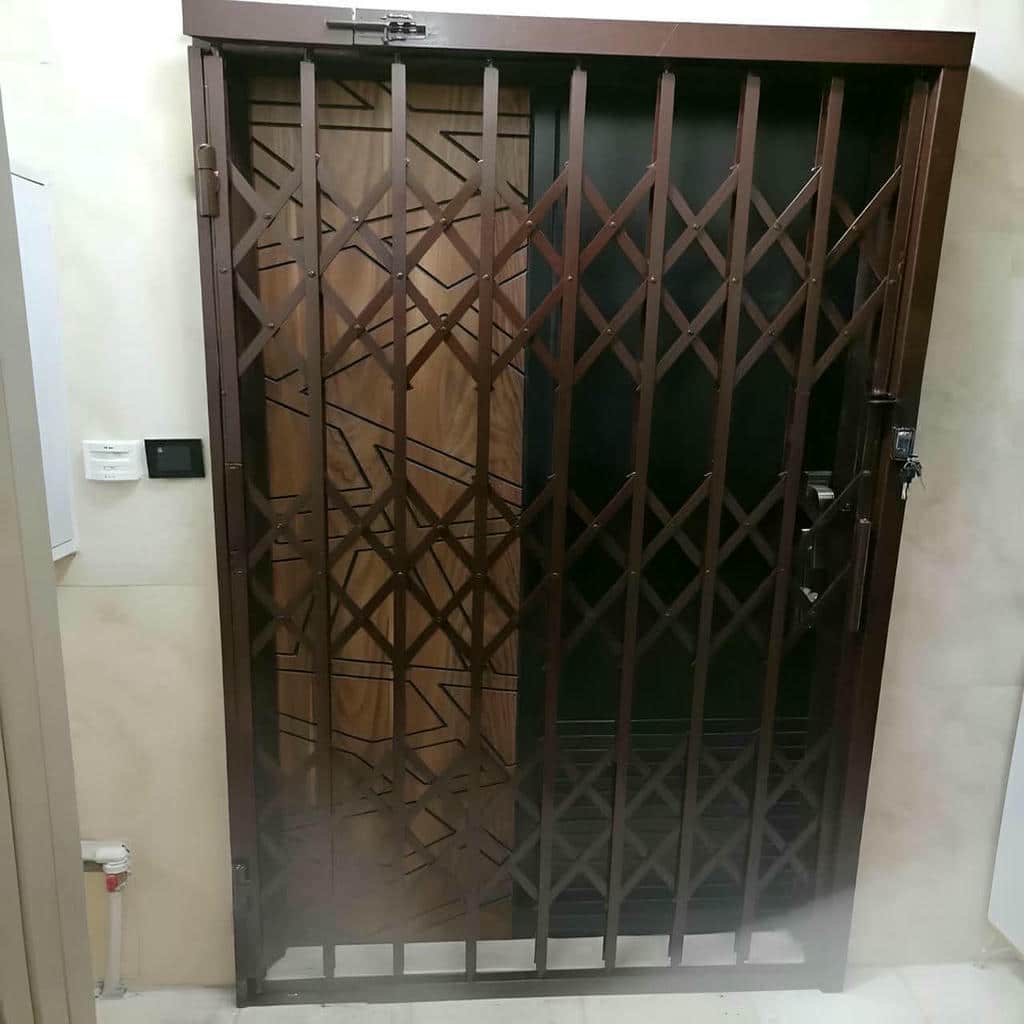 درب حفاظتی آپارتمان با طراحی ساده برای نمای مدرن
