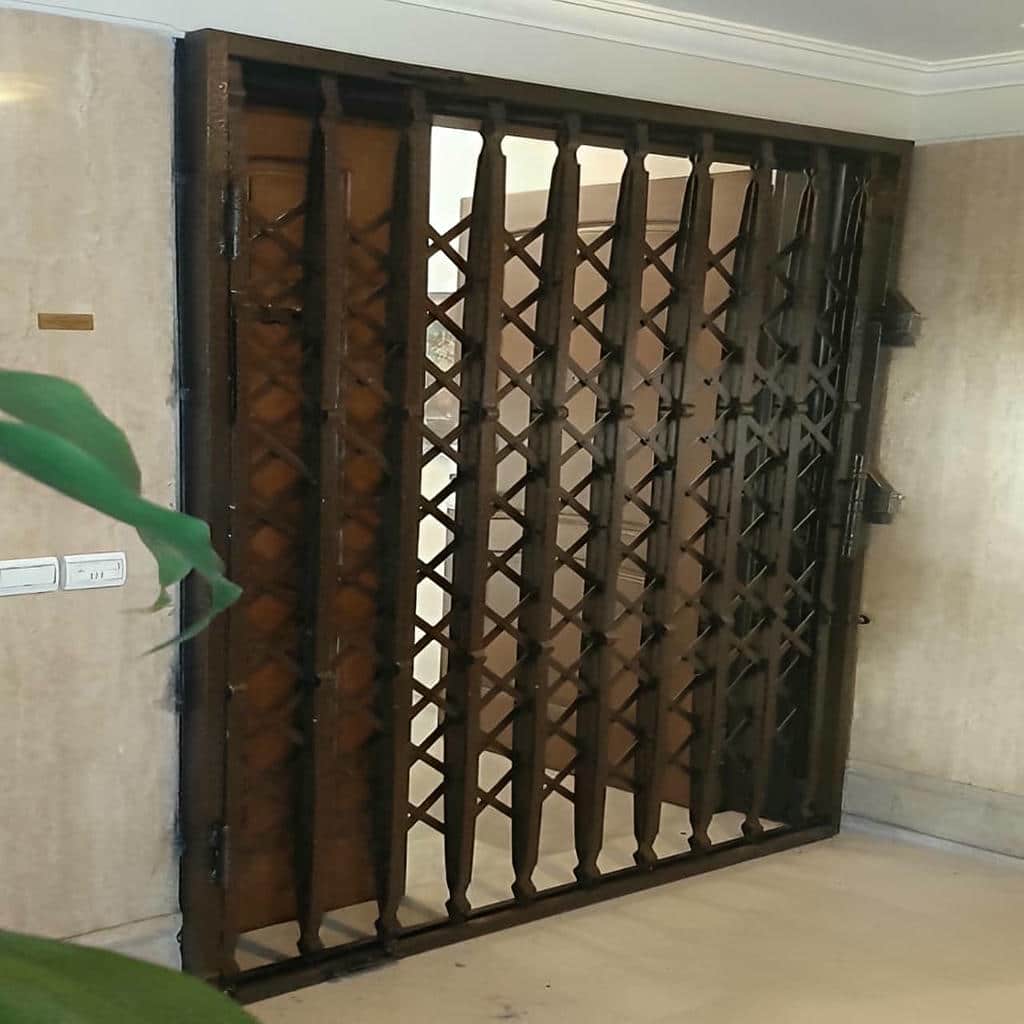 درب آکاردئونی هنگام اندازه گیری دقیق چهارچوب