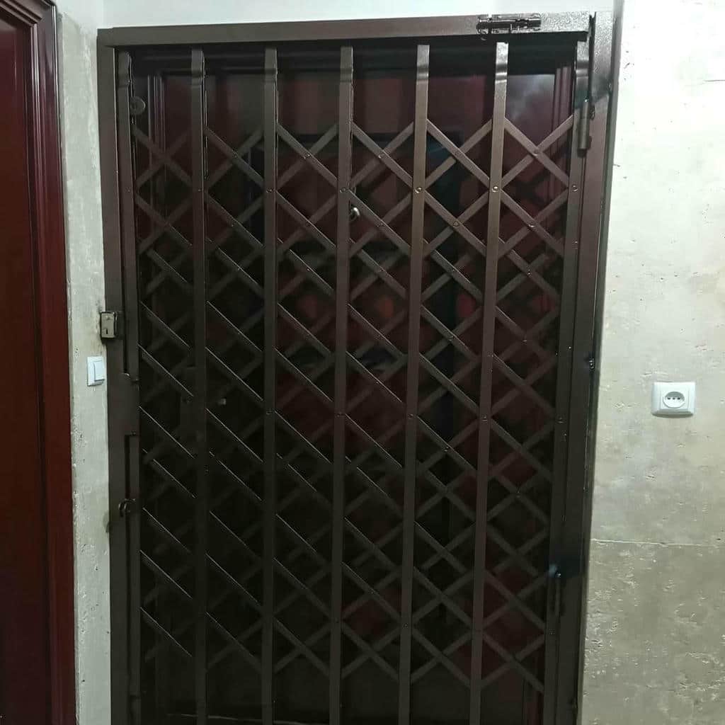 درب آکاردئونی آپارتمان هنگام اندازه گیری چهارچوب