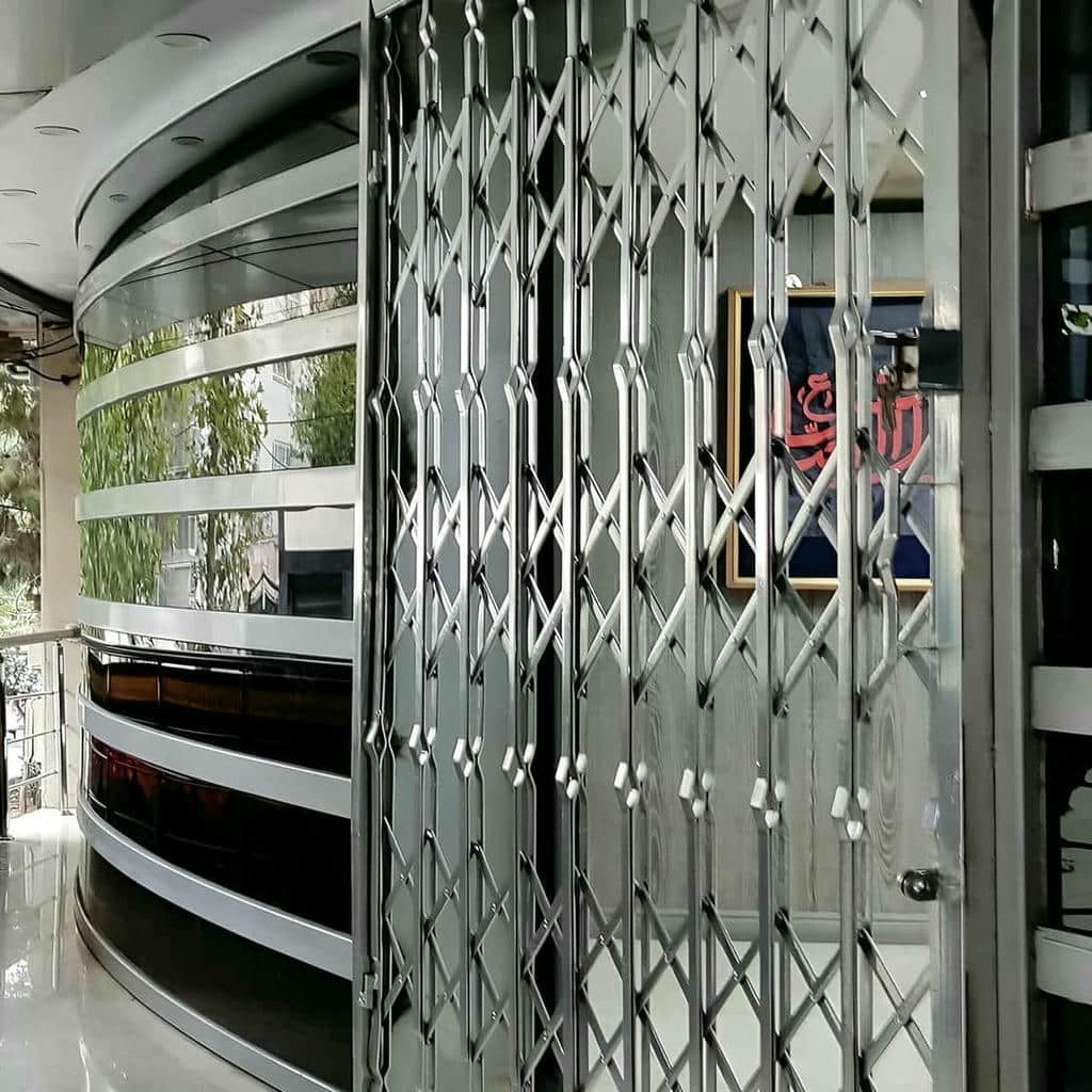 محافظ درب آپارتمان در مرحله اندازه گیری چهارچوب