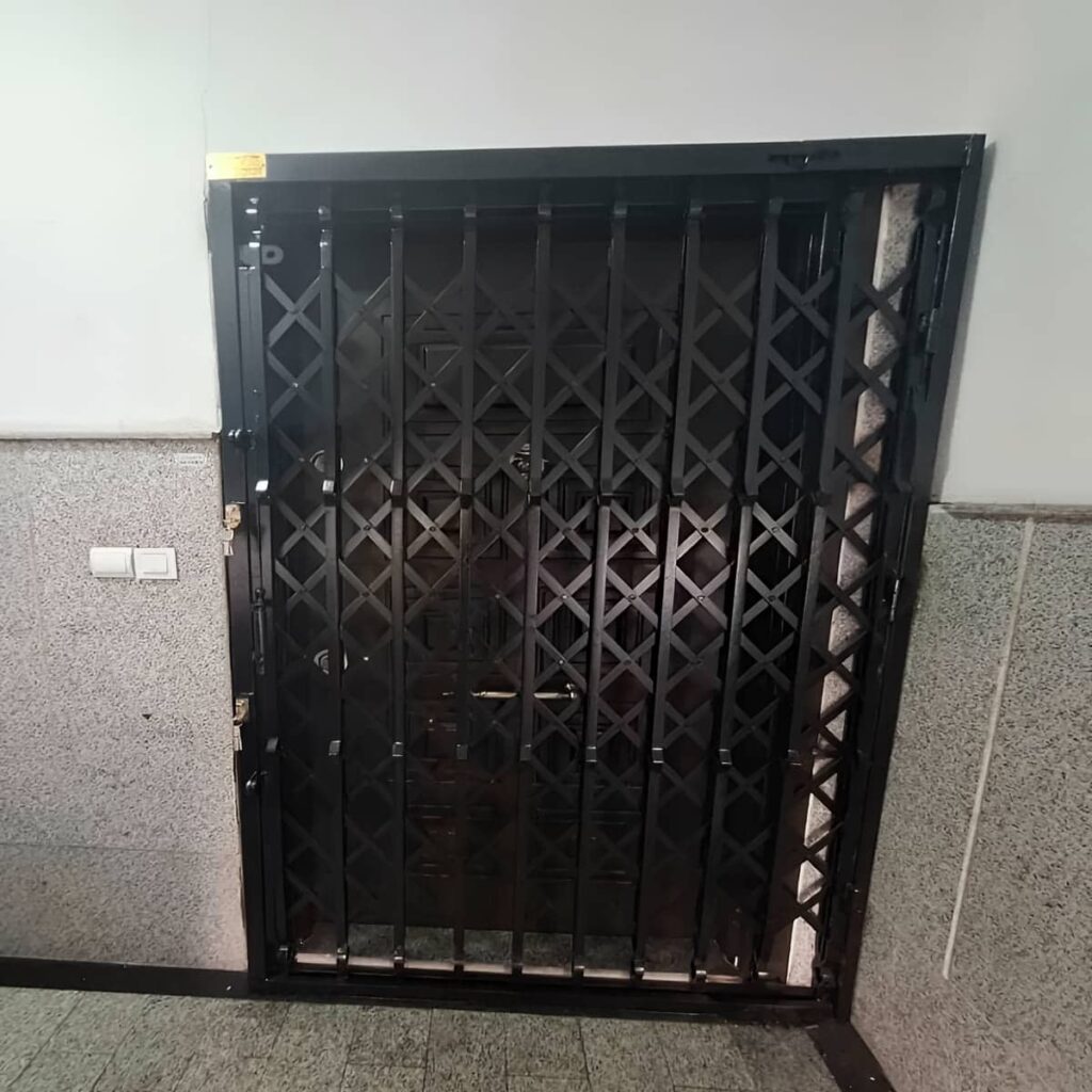 گارد درب آپارتمان هنگام اندازه گیری دقیق دهانه