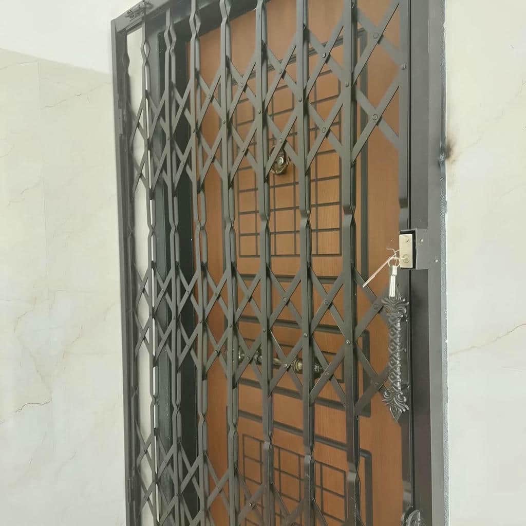 محافظ درب آپارتمان فلزی با ساختار آکاردئونی