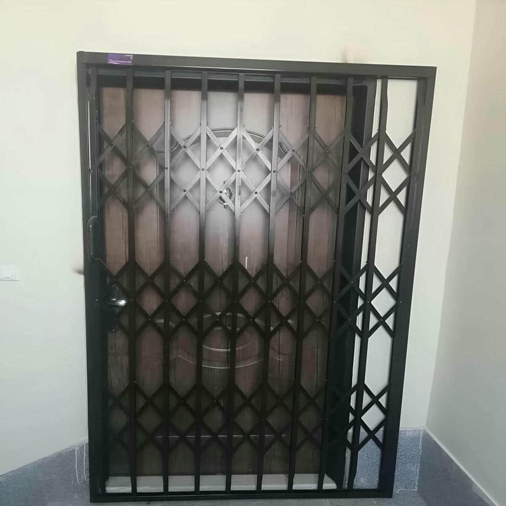 حفاظ درب ورودی با ساختار فلزی مناسب پروژه لوکس
