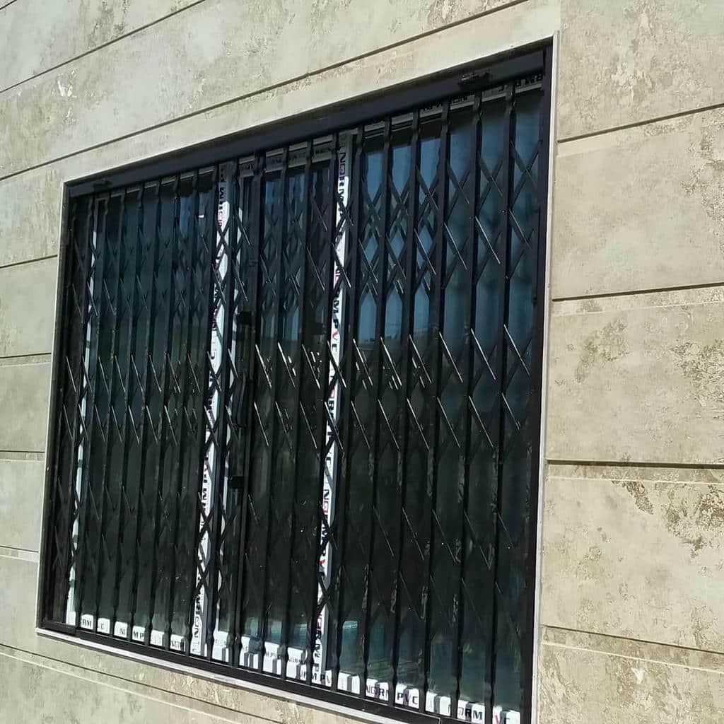 نصب حفاظ آکاردئونی چهار گل روی درب آپارتمان