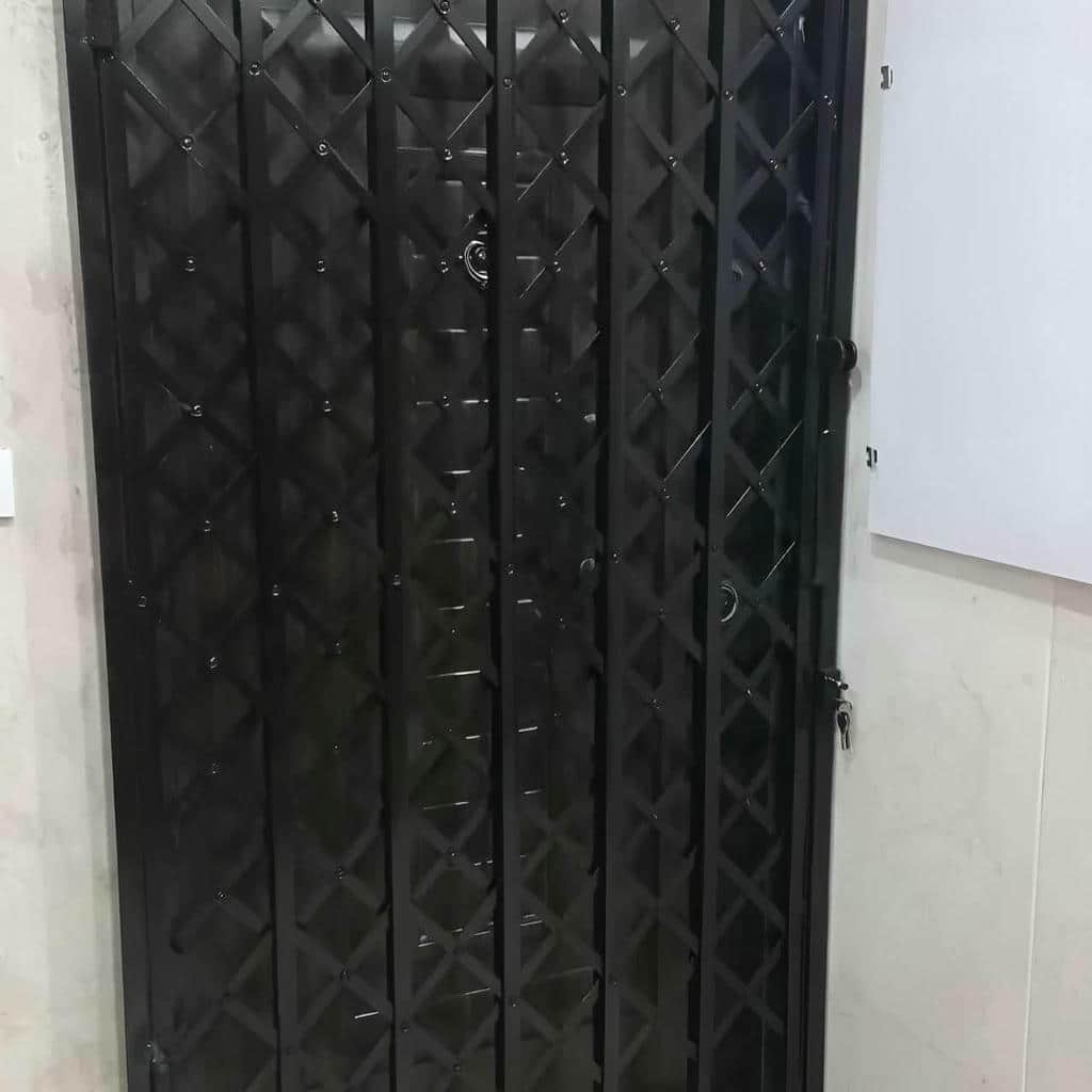 ساخت درب حفاظ آکاردئونی پنج گل با قفل ایمن ساخت درب حفاظ آکاردئونی پنج گل با قفل ایمن