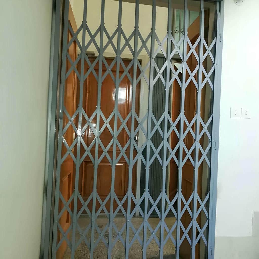 نرده آکاردئونی هنگام بررسی نمونه متریال