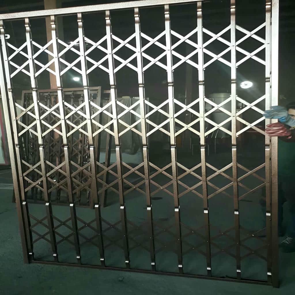 درب حفاظتی آپارتمان هنگام اندازه گیری دقیق چهارچوب