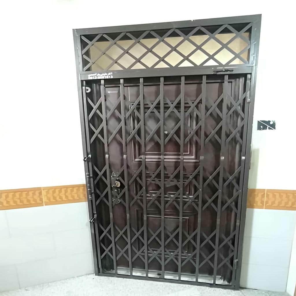 حفاظ ریلی درب هنگام اندازه گیری دقیق چهارچوب