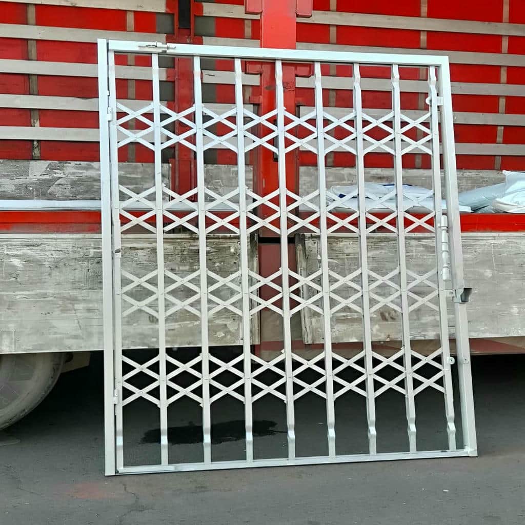 محافظ درب آپارتمان هنگام بررسی ورودی ساختمان