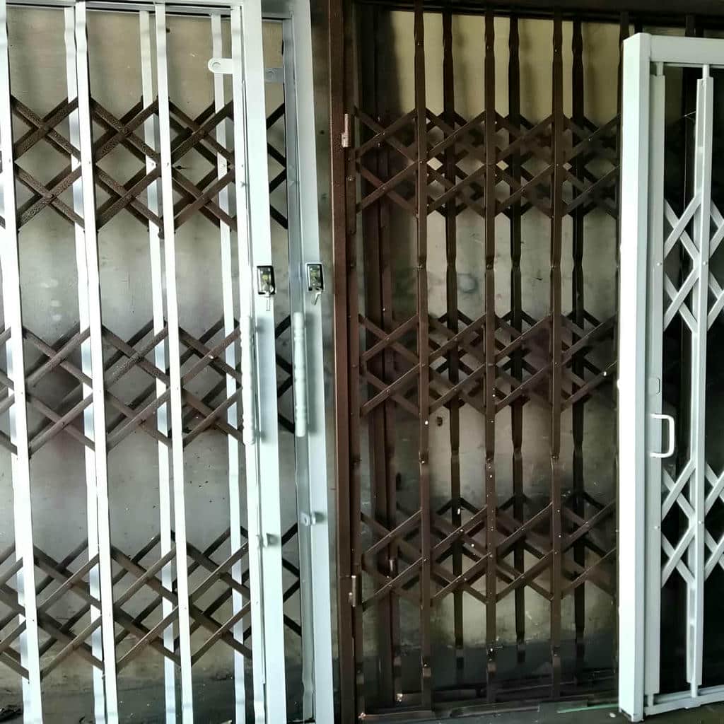 محافظ درب آپارتمان نصب شده روی چهارچوب ورودی