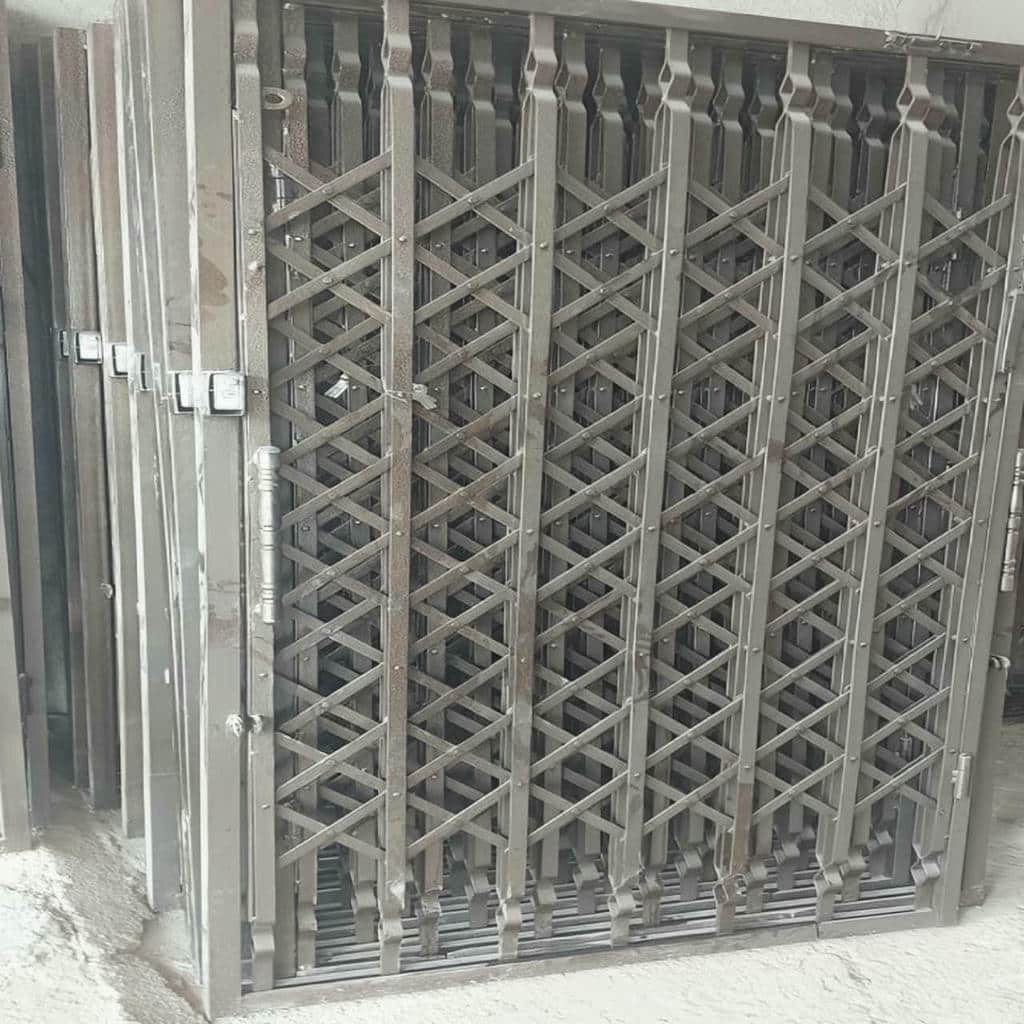 محافظ درب آپارتمان هنگام مشاوره سفارش اینترنتی