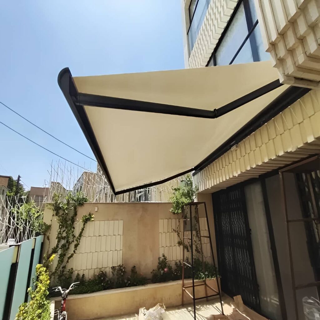 سایبان بالکن در مرحله نصب اصولی سایبان بالکن در مرحله نصب اصولی