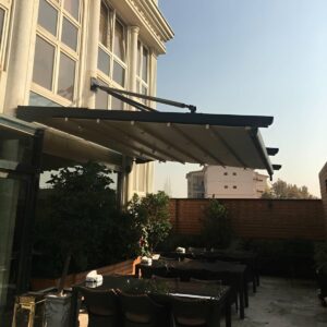 سایبان برقی بازویی نصب شده روی تراس خانه