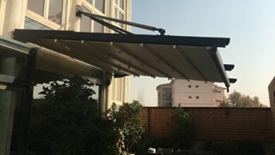 سایبان برقی بازویی نصب شده روی تراس خانه