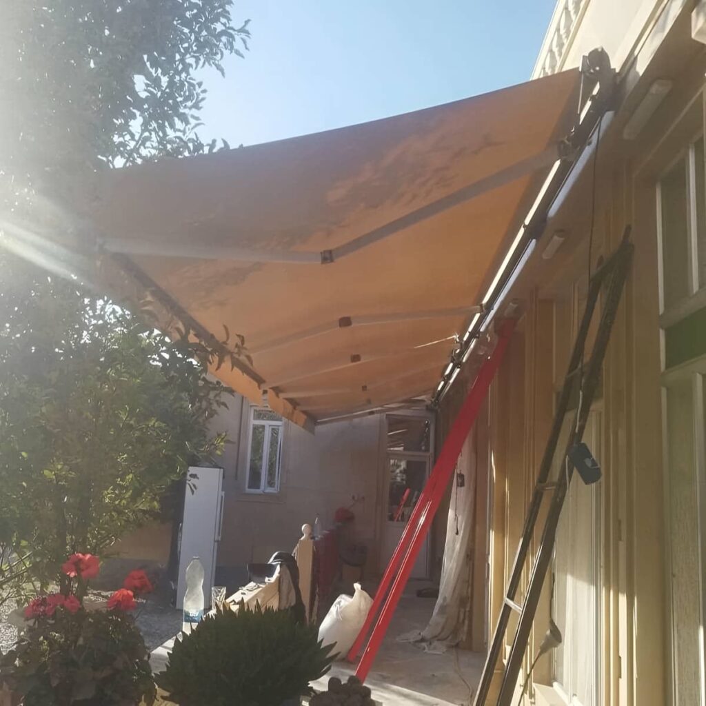 سایبان تاشو در حالت جمع شده پس از نصب