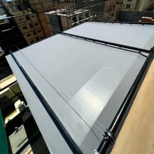 سایبان اتوماتیک بازویی نصب شده در فضای ویلا