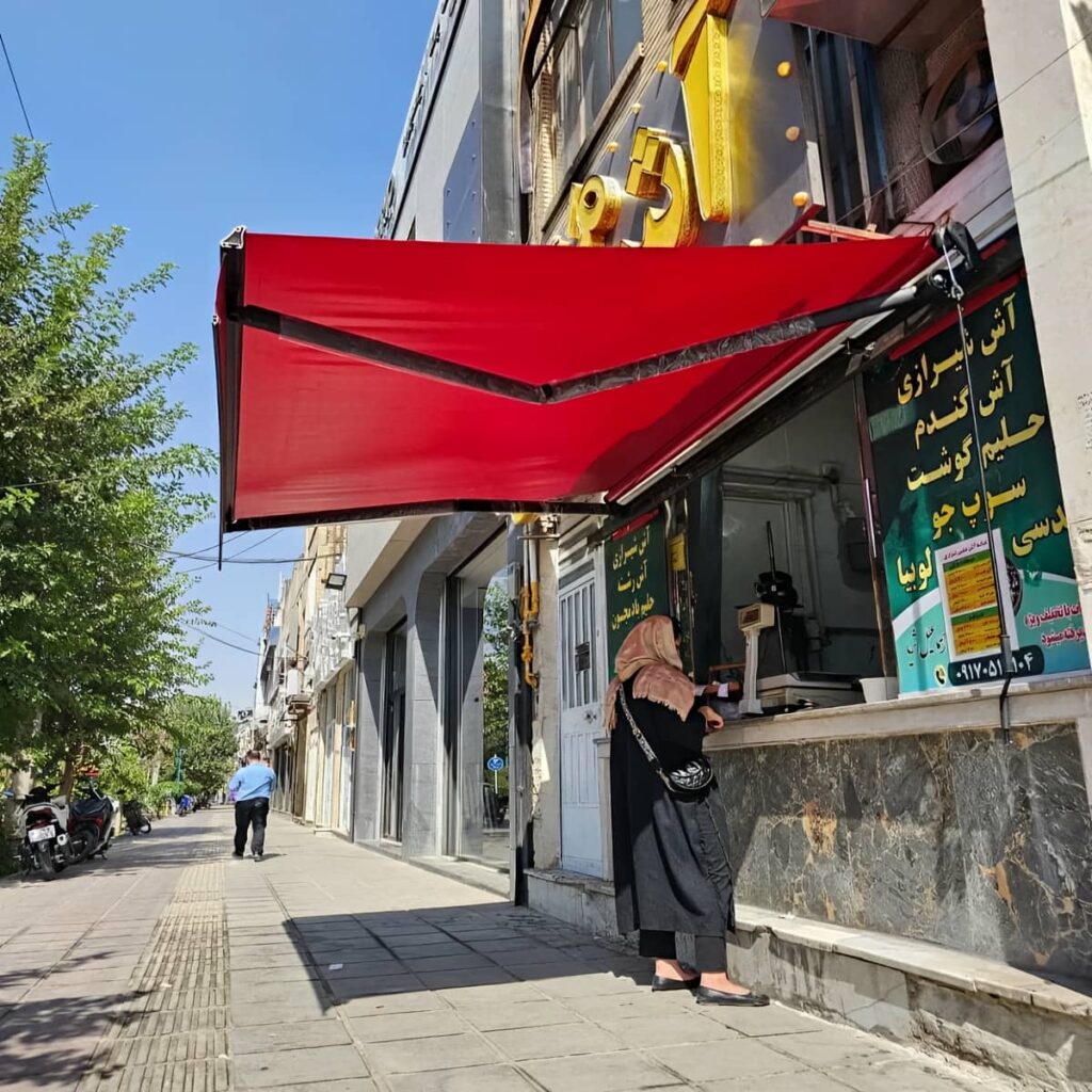 سایبان بازویی سفارشی با سازه مقاوم
