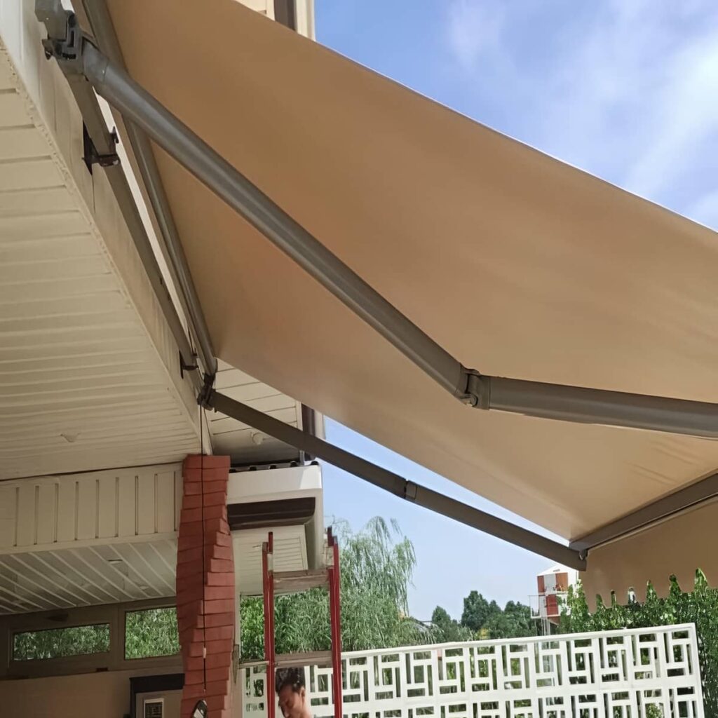 سایبان بازویی هنگام بررسی محل نصب ساختمان مسکونی