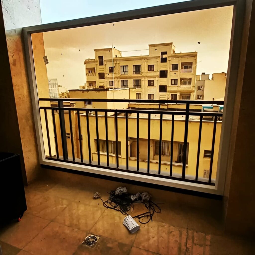 نرده بالکن مدرن نصب شده در تراس خانه
