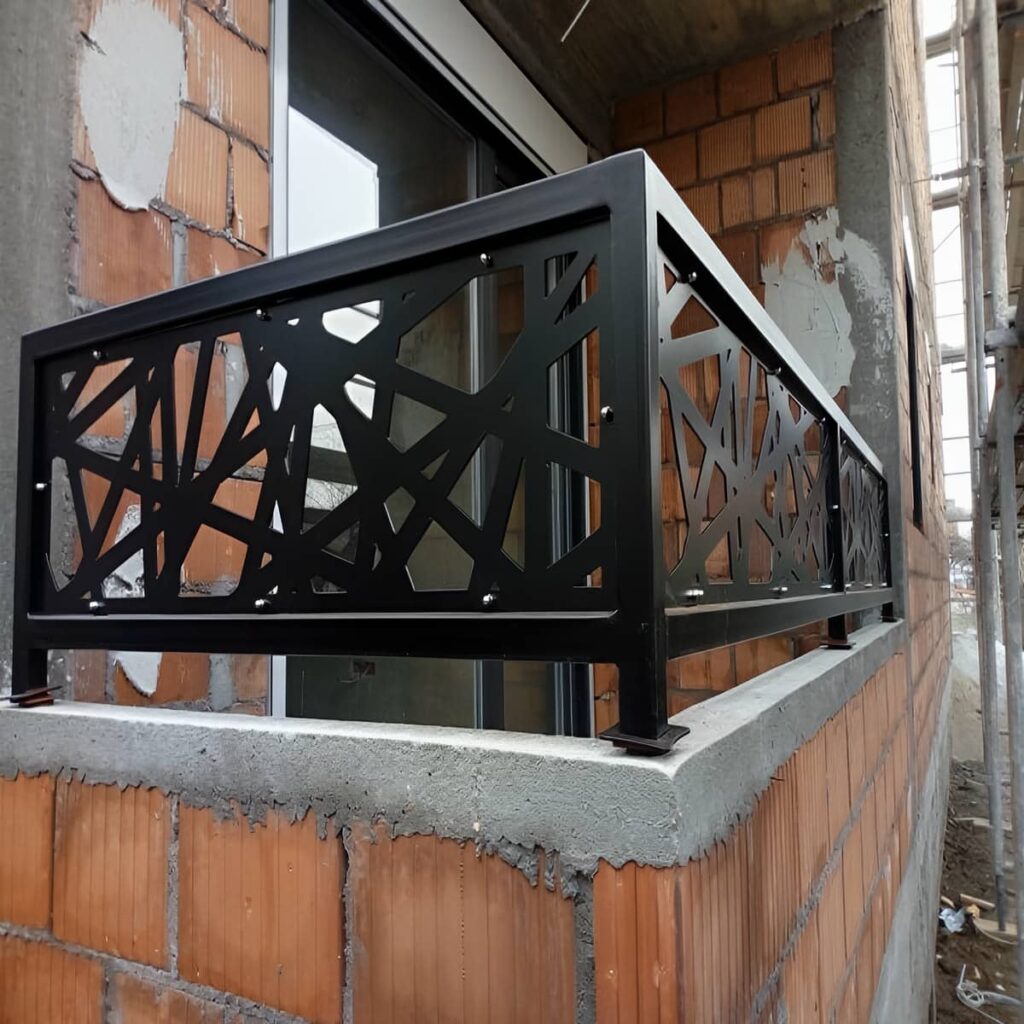 حفاظ راه پله با پایه های تقویت شده