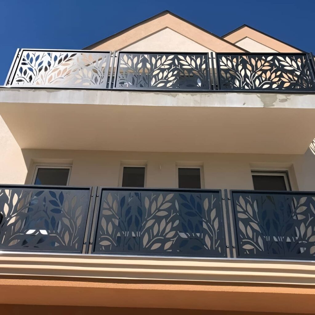جان پناه بالکن در مرحله اندازه گیری دقیق محل