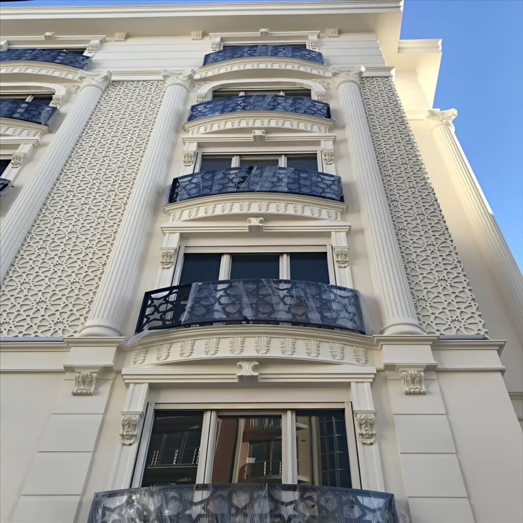 نرده کلاسیک بالکن با جزئیات تزئینی قابل سرویس