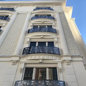 نرده کلاسیک بالکن با جزئیات تزئینی قابل سرویس