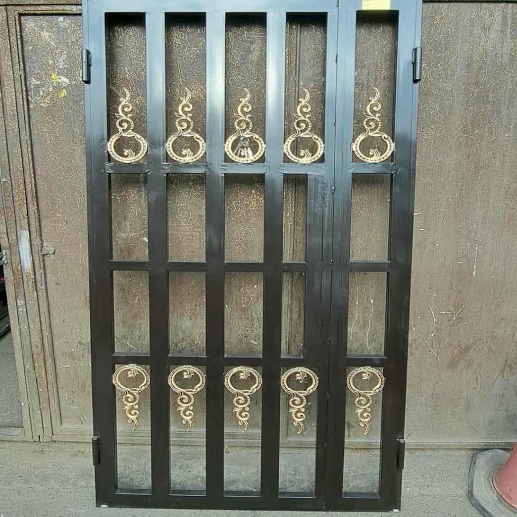 محافظ آکاردئونی پشت درب آپارتمان