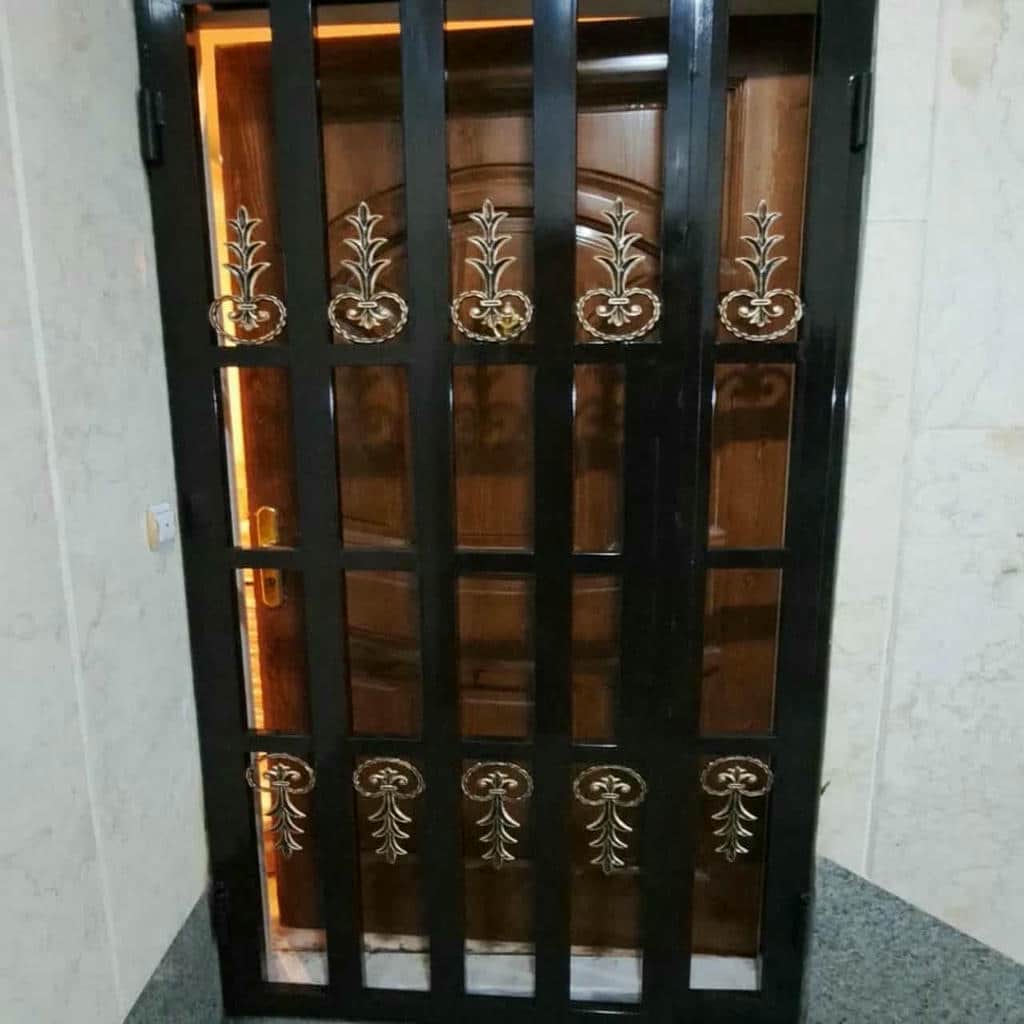 حفاظ آکاردئونی پشت درب خانه