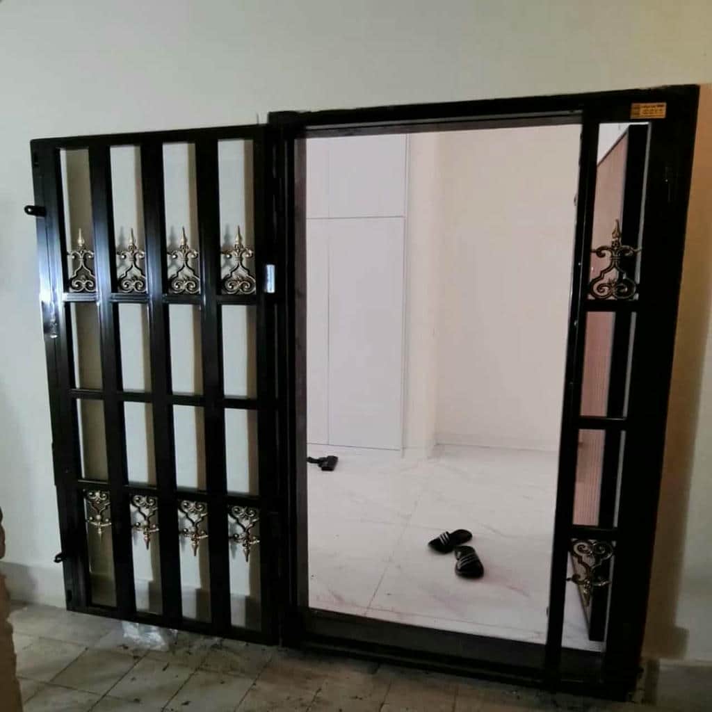 حفاظ درب منزل