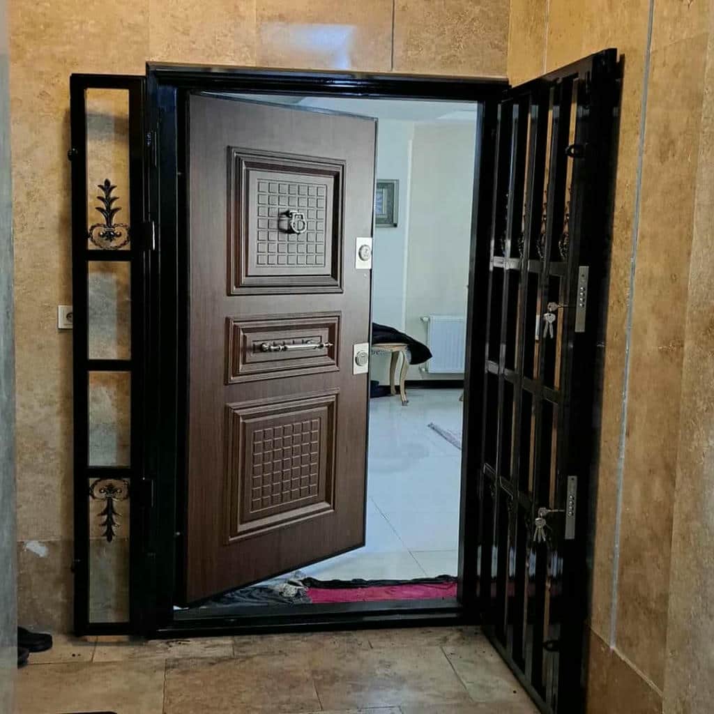 حفاظ آهنی درب منزل