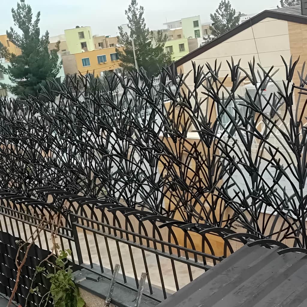 حفاظ لیلیوم فلزی نصب شده روی دیوار مجتمع پرتردد