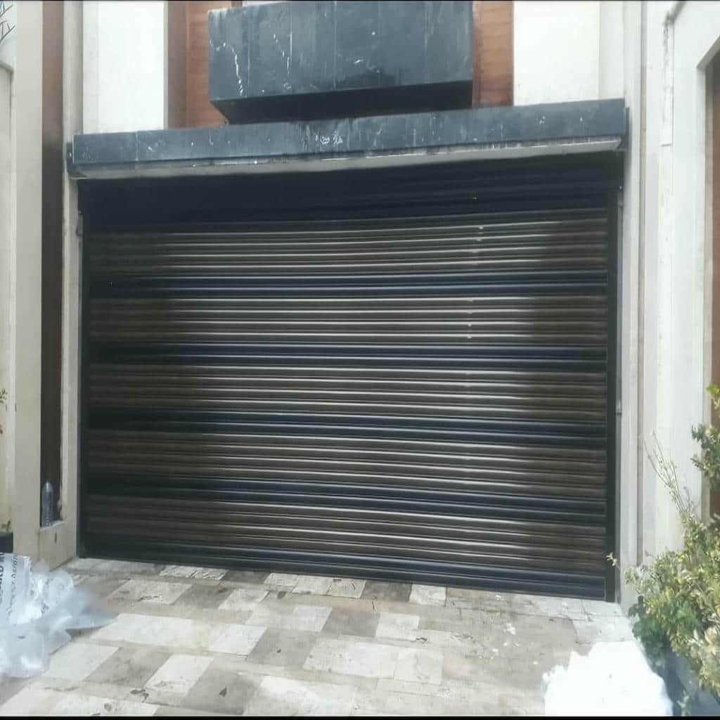 کرکره اتوماتیک باغ هنگام بررسی کیفیت متریال