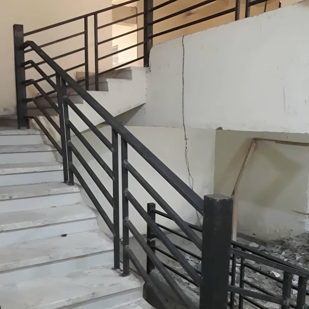 نرده فلزی راه پله هنگام کنترل کیفیت ساخت
