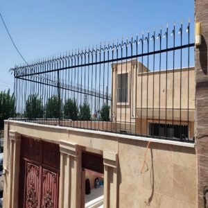 حفاظ کشی بالای دیوار با نرده محافظ طرح سر نیزه ای