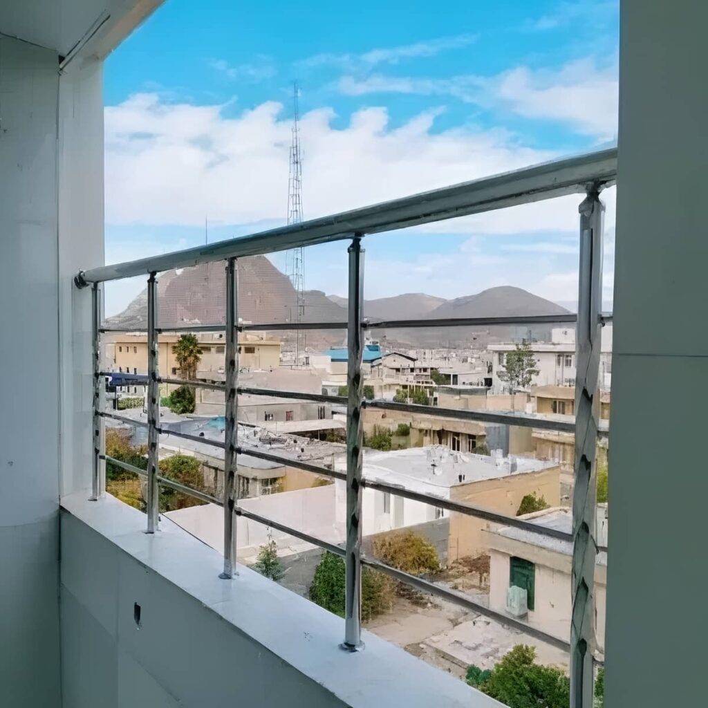 نرده پله مدرن با رنگ مشکی مناسب فضای مینیمال نرده پله مدرن با رنگ مشکی مناسب فضای مینیمال