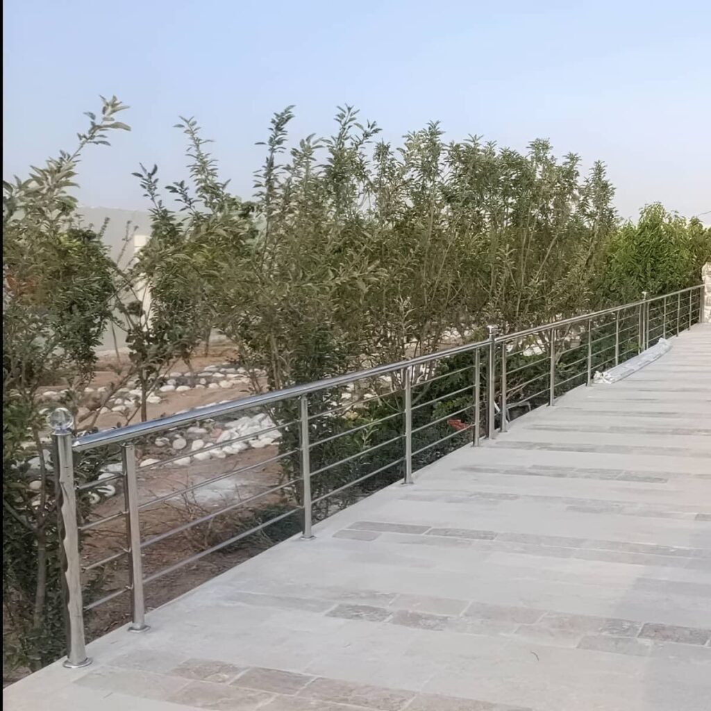 نرده کلاسیک بالکن در مرحله بررسی اتصالات نرده کلاسیک بالکن در مرحله بررسی اتصالات