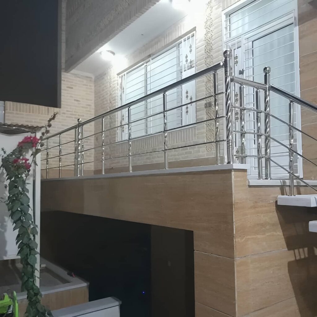 نرده چوبی راه پله با پرداخت سطح صاف نرده چوبی راه پله با پرداخت سطح صاف