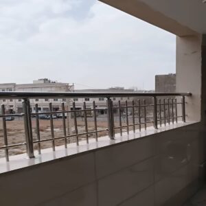 نرده آلومینیومی بالکن با پایه های منظم پیش از نصب