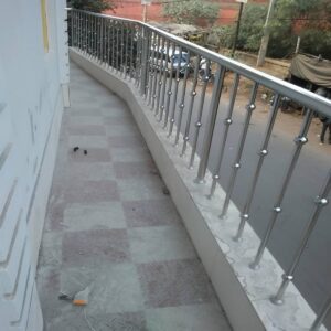 نرده پله مدرن در مرحله اندازه گیری راه پله
