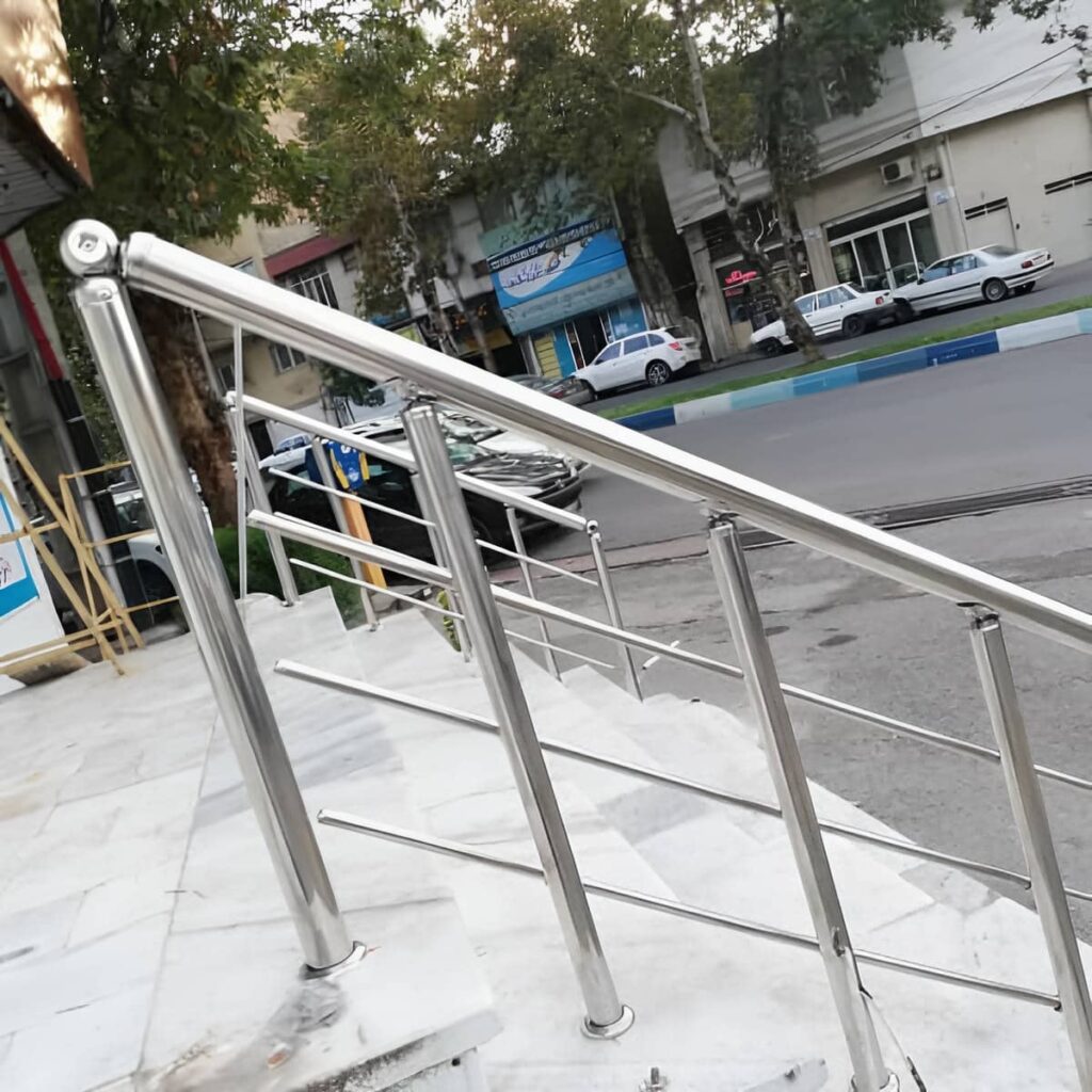 هندریل راه پله سفارشی نصب شده روی پله ساختمان قدیمی